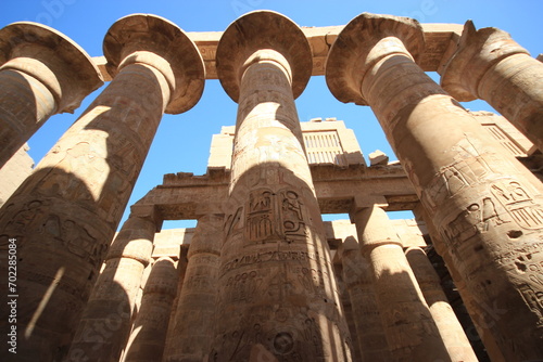 Salle hypostyle du temple de karnak (Louxor,thébes, Egypte) vue de face des colonnes de droite photo