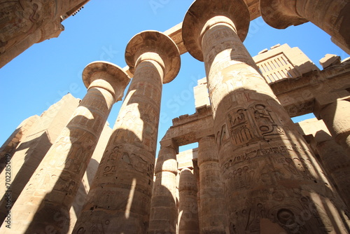 Salle hypostyle du temple de karnak (Louxor,thébes, Egypte) vue des colonnes de droite photo