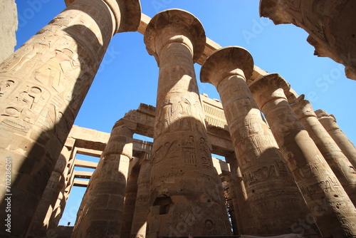 Salle hypostyle du temple de karnak (Louxor,thébes, Egypte) colonnes de gauche + structure plafond photo