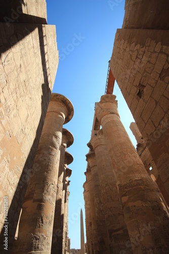 salle hypostyle  et obélisque de Hatchepsout du temple de karnak (Louxor,thébes, Egypte) vue centrale photo