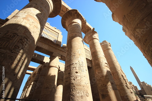 Salle hypostyle et obélisque de Hatchepsout du temple de karnak (Louxor,thébes, Egypte) colonnes de gauche photo