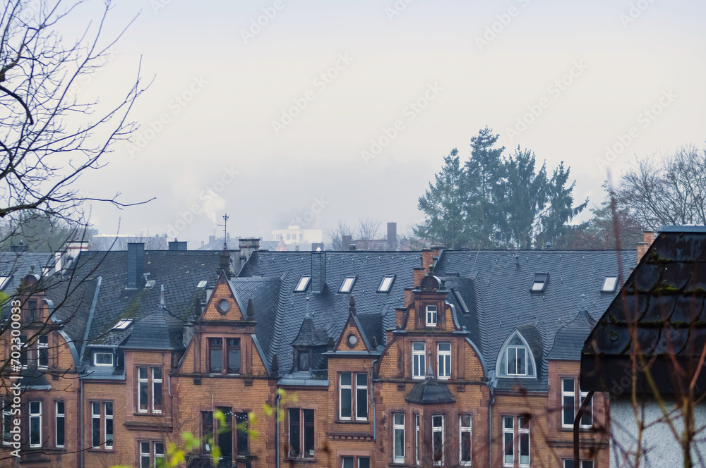 Blick auf Häuser Stadt Marburg, bei Morgennebel und Dunst