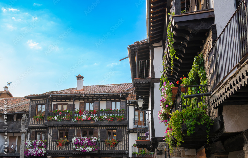 Balcones de casas tradicionales adornados con multitud de macetas y tiestos con flores en la hermosa villa de La Alberca, España