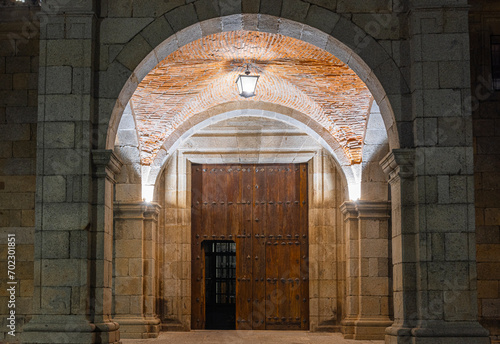 Arco con b  veda y puerta de entrada a la iglesia de nuestra se  ora de la asunci  n en la villa de La Alberca  Espa  a
