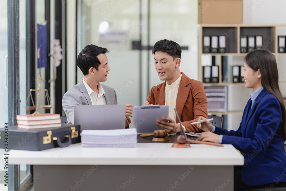 Fototapeta premium Lawyers meet with or about lawsuits, judges, give advice to business people. legal services Provide advice on various contracts To plan court cases