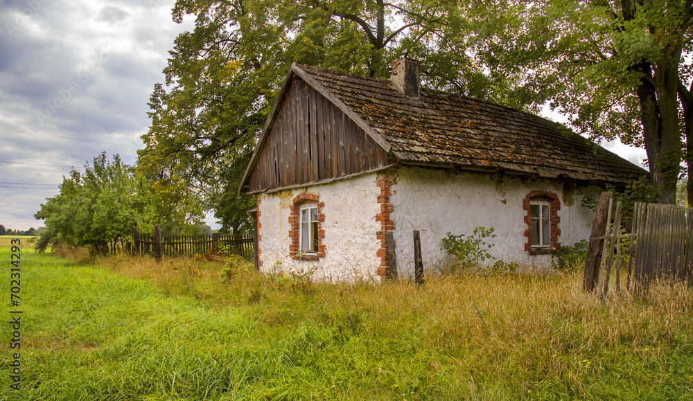 Stara, opuszczona, zarujnowana chatka z bialymi scianami i dachemn z gontów Stara, opuszczona, zarujnowana chatka z bialymi scianami i dachemn z gontów