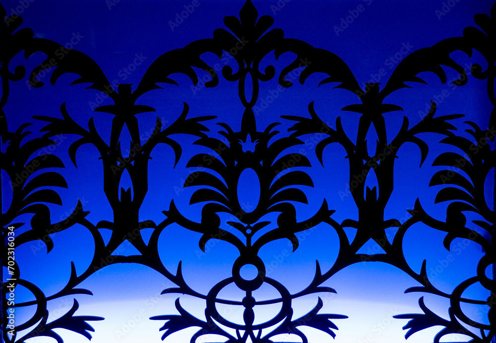 Czarny ornament kwiatowy na niebieskim tle - obrazy, fototapety, plakaty 