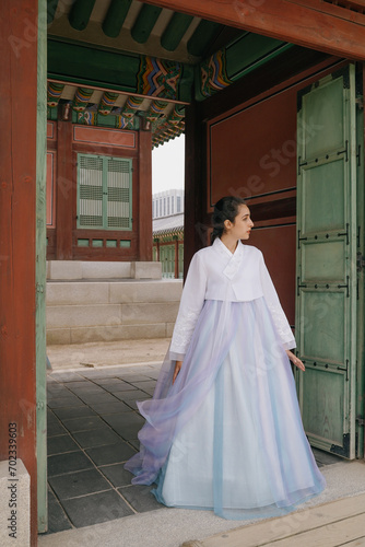 Photography Tourist girl wearing traditional korean hanbok at the Gyeongbokgung Palace in Seoul, South Korea