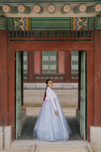 Canvas Print Tourist girl wearing traditional korean hanbok at the Gyeongbokgung Palace in Seoul, South Korea
