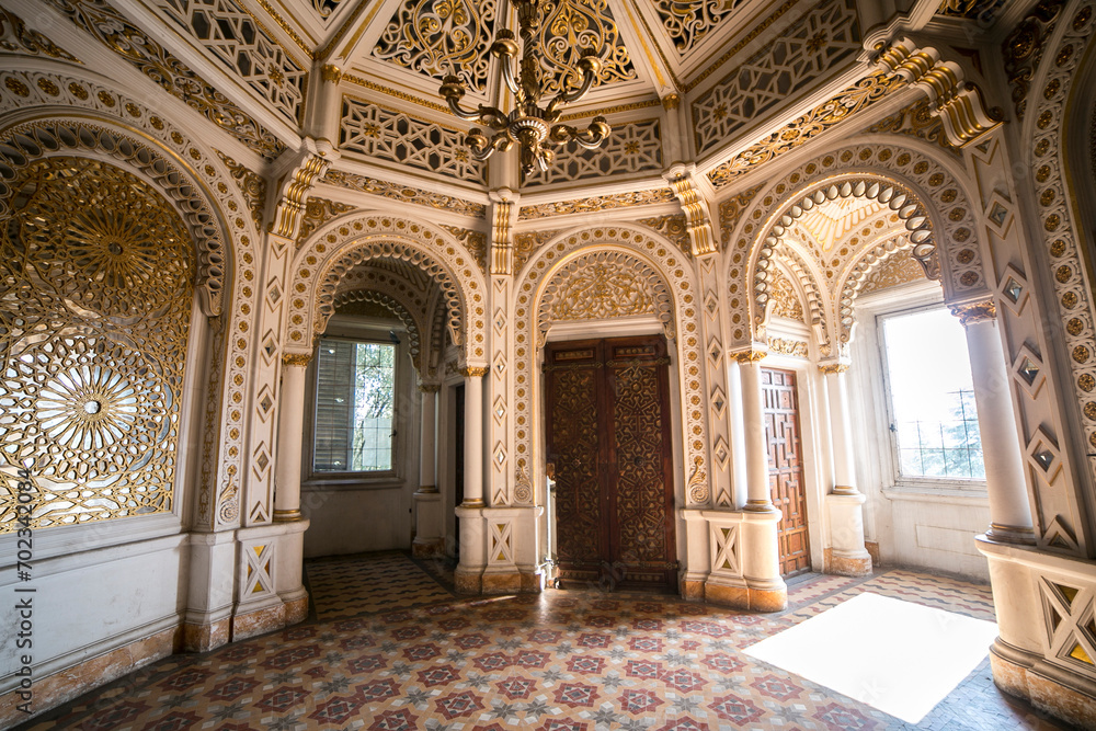 Le sontuose sale del Castello di Sammezzano sono un tripudio di colori e dettagli moreschi. Affreschi intricati, archi ornamentali e decorazioni lussuose. Il castello al momento è in fase di abbandono