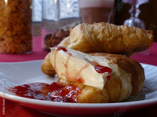 Zwei Croissants mit Marmalade und Butter auf einem Teller photo