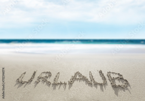 Schrift Urlaub in Sand am Meeresstrand