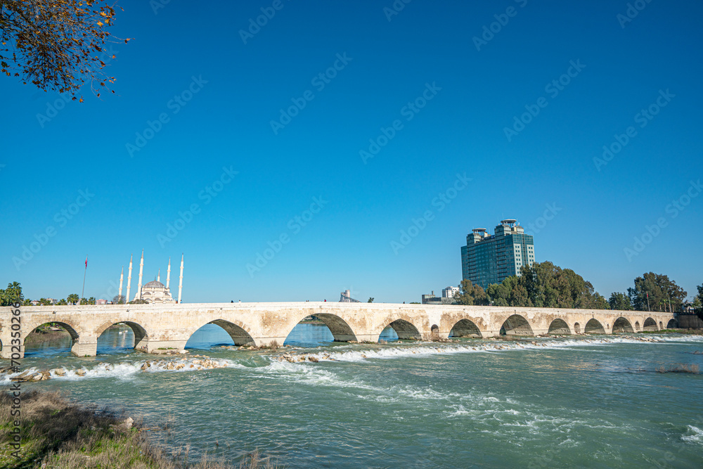 Φωτογραφία The scenic view of Adana, Taş köprü, seyhan river and Sabancı Camii