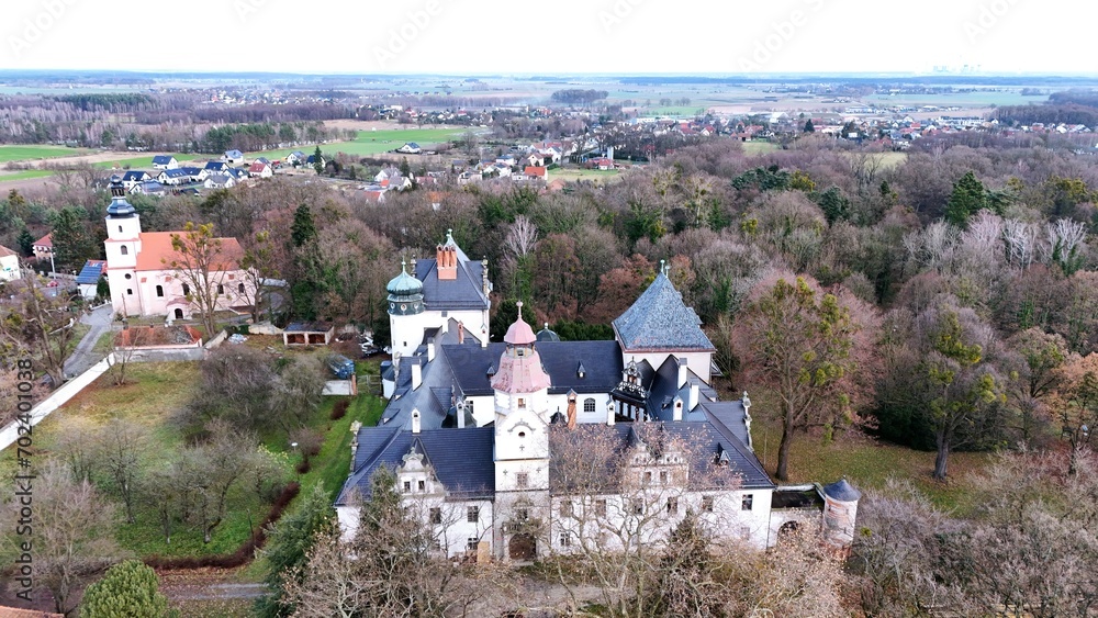 Zamek i kościół w Dąbrowie, panorama gminy. - obrazy, fototapety, plakaty 