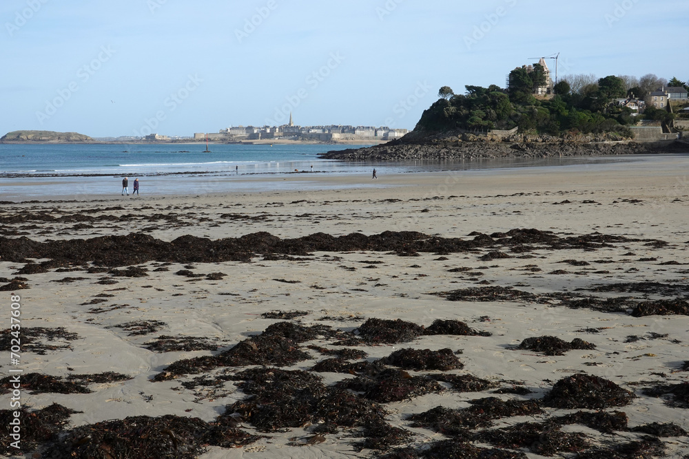 Fototapeta premium Plage de Saint-Enogat à Dinard et vue sur la baie