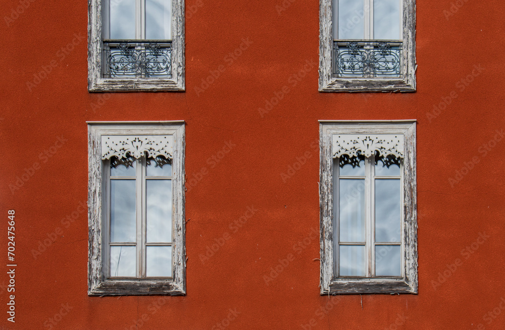 Fenêtres d'un immeuble ancien, Foix, Ariège, France
