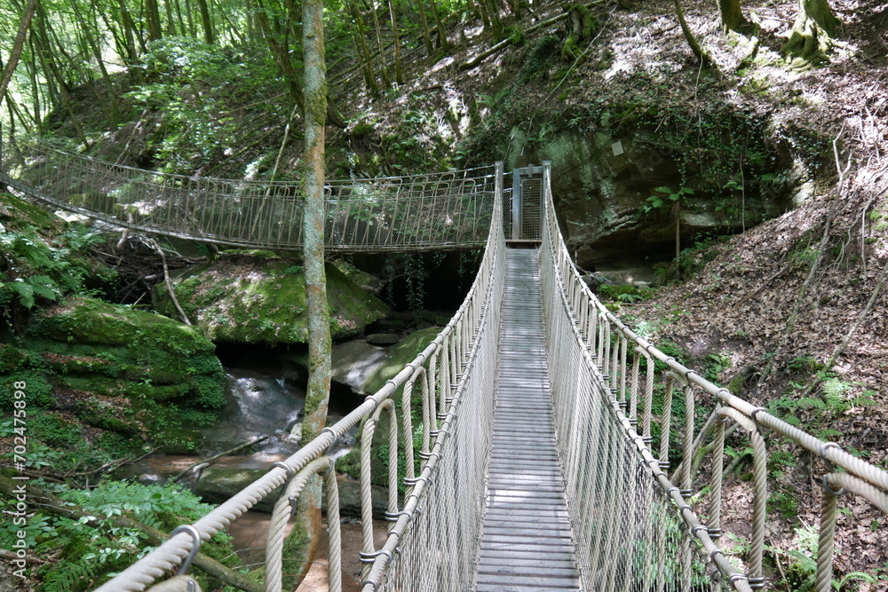 Hängebrücken am Wanderweg im Butzerbachtal
