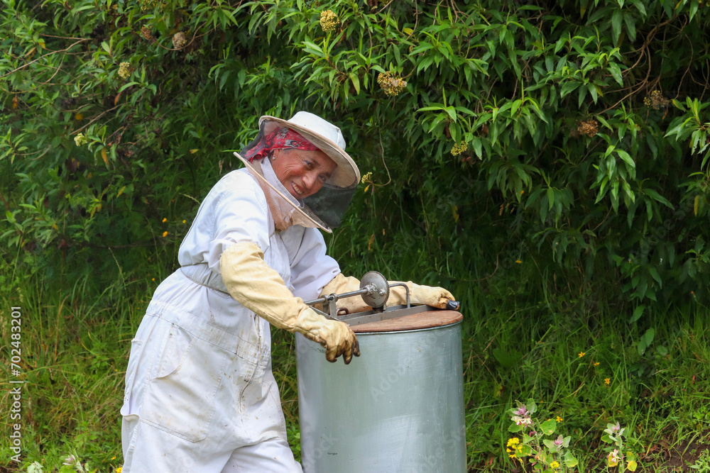 mujer sonriendo a la cámara mientras mueve la centrifugadora en medio en un bosque ropa protectora blanca mujer sonriendo a la cámara mientras mueve la centrifugadora en medio en un bosque ropa protectora blanca