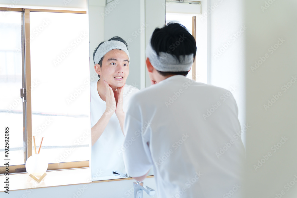 洗顔をする男性　メンズビューティー　コンセプト