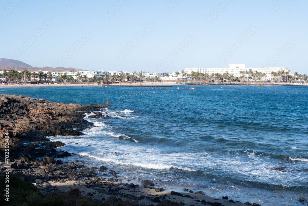 Fototapeta premium Sunny Coastal View with Clear Blue Waters