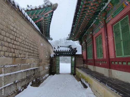 昌徳宮の門と土壁（韓国：ソウル）