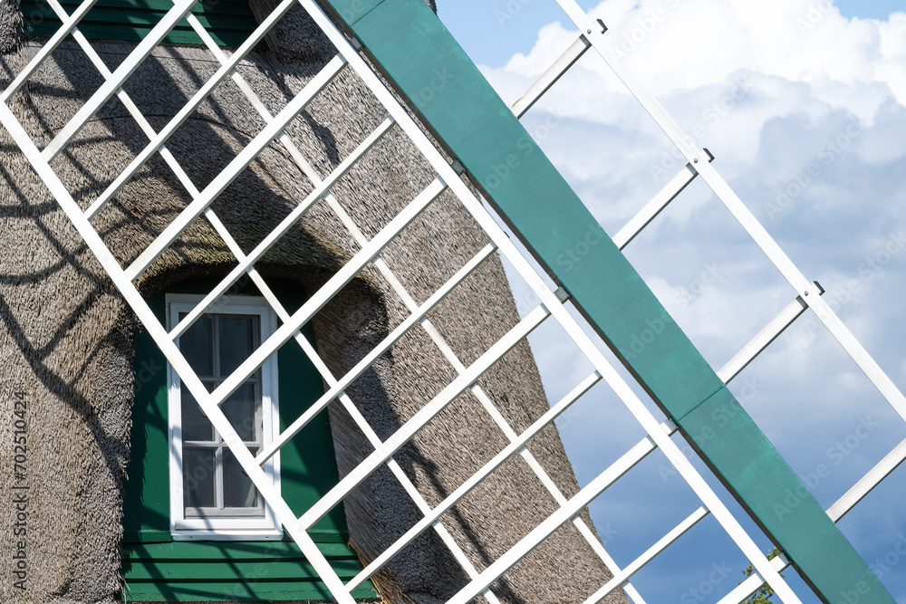 Obraz premium Detail einer Windmühle mit Reetdach