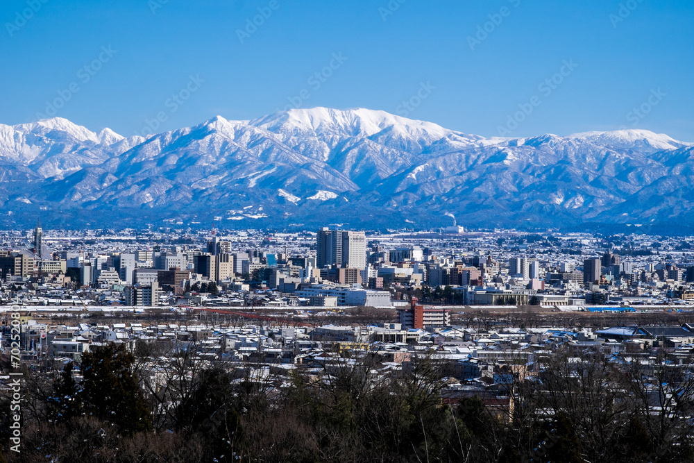立山仰ぐ特等席呉羽山展望台からの富山市街地と薬師岳雪景色