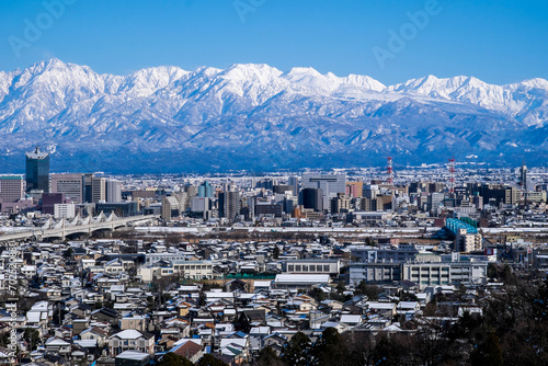 立山仰ぐ特等席呉羽山展望台からの富山市街地と立山連峰と剱岳雪景色