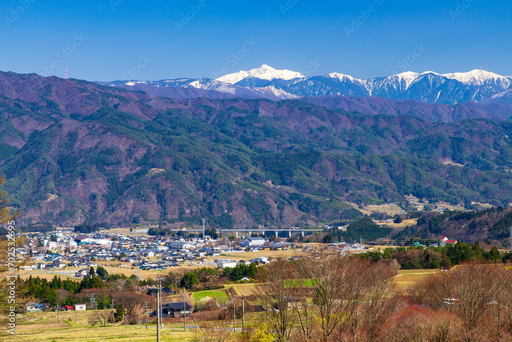 長野県上伊那郡飯島町の春の風景・後方に見えるのは中央アルプス連峰です