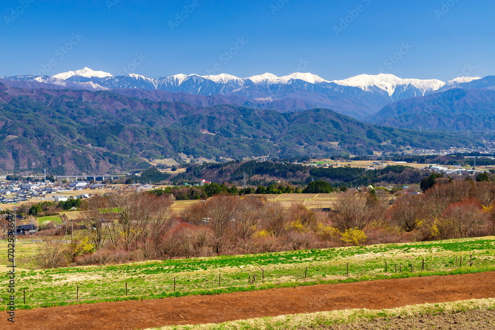 長野県上伊那郡飯島町の春の風景・後方に見えるのは中央アルプス連峰です 長野県上伊那郡飯島町の春の風景・後方に見えるのは中央アルプス連峰です