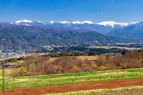 長野県上伊那郡飯島町の春の風景・後方に見えるのは中央アルプス連峰です
