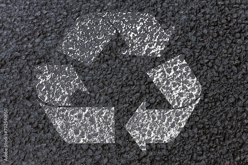 Symbole recyclage sur asphalte  photo