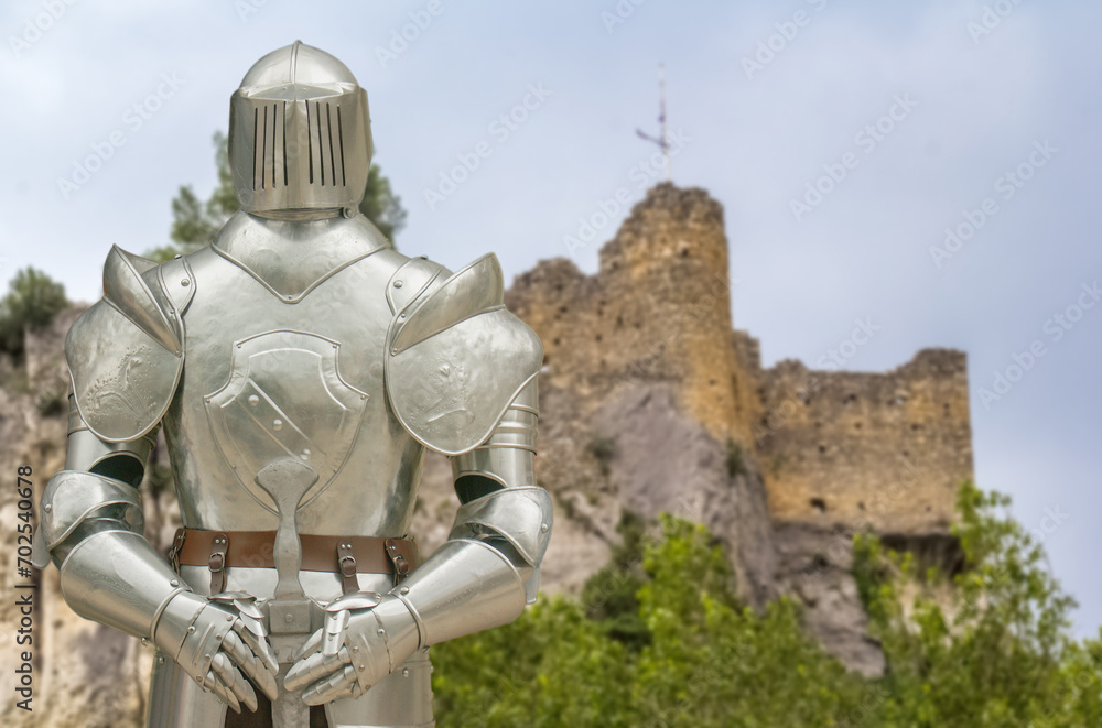 Armure de chevalier médiéval devant le château des évêques de Cavaillon, fontaine de Vaucluse, france Armure de chevalier médiéval devant le château des évêques de Cavaillon, fontaine de Vaucluse, france