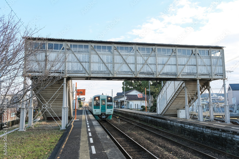 今も残る駅構内の木造跨線橋