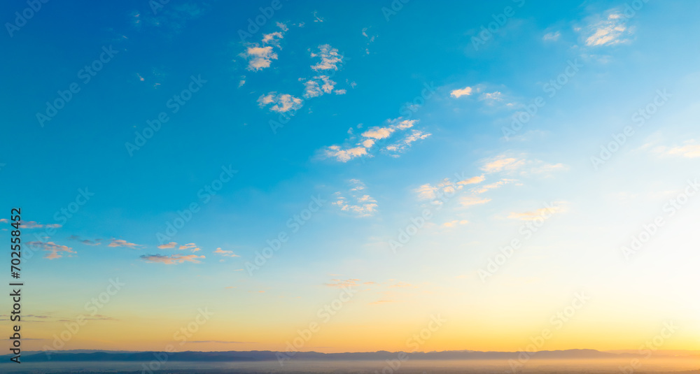 Obraz premium Enjoy a panoramic view of the skyline. The sun rises in the morning sky with colorful clouds. and beautiful cloud patterns In the soft light of the morning 