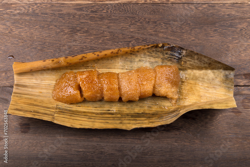 竹皮の上のカットしたあくまき