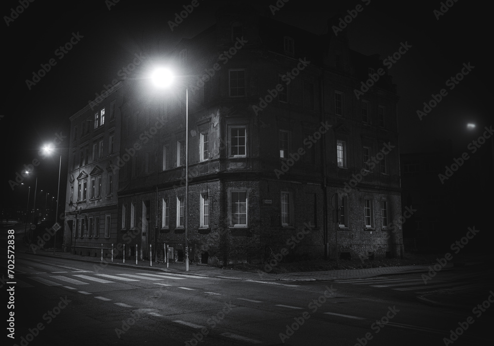 Obraz na płótnie ciemne zaułki starego miasta z latarnią w mroku w salonie