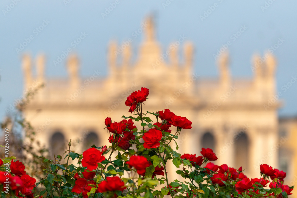 Roses devant la façade de la Basilique Saint-Jean-de-Latran à Rome