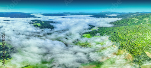 Lot nad Jastrzębikiem w mglisty poranek latem. Widok znad chmur.