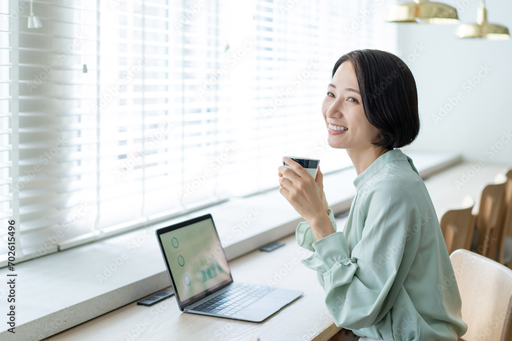 カフェでパソコン作業をする女性 カフェでパソコン作業をする女性