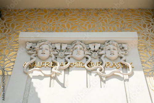 Foto Sculptural Face Details in Frieze of Vienna Secession Building, Vienna, Austria