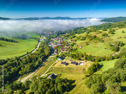 Fototapeta Naklejka Na Ścianę i Meble -  Lot nad Leluchowem rano z mgłami latem. Krajobraz letni.