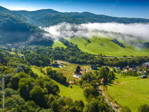 Fototapeta Naklejka Na Ścianę i Meble -  Lot nad Leluchowem rano z mgłami latem. Krajobraz letni.