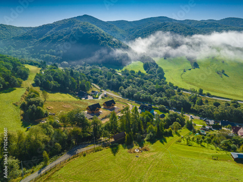 Fototapeta Naklejka Na Ścianę i Meble -  Lot nad Leluchowem rano z mgłami latem. Krajobraz letni.