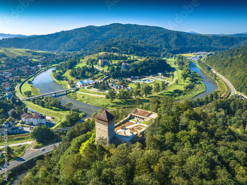 Fototapeta Naklejka Na Ścianę i Meble -  Wzgórze zamkowe Baszta i zamek po renowacji latem. Letni krajobraz.