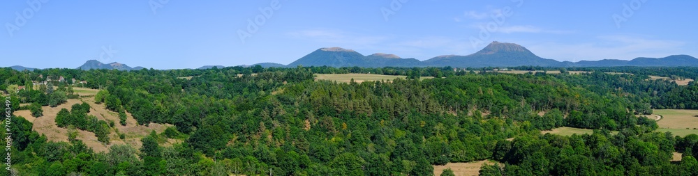 Panorama sur la chaine des volcans d'Auvergne (Puy-de-Dôme, France) Panorama sur la chaine des volcans d'Auvergne (Puy-de-Dôme, France)