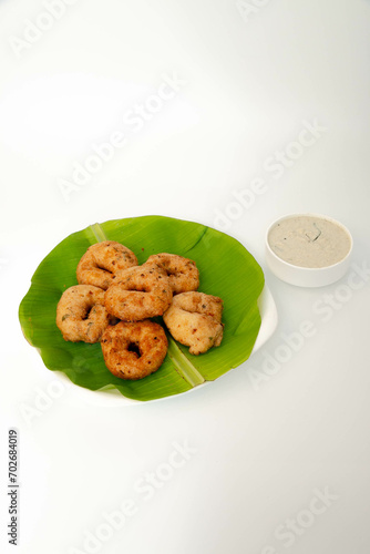 Ulutham Vadai, Elevate your snack time with the perfect union of vadai's crunch and chutney's burst of South Indian flavors.