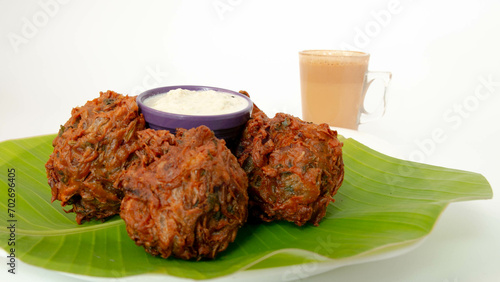 Billede på lærred Onion Vadai, whether served as an appetizer, tea-time snack, or part of a festive spread, onion vadai is a versatile delight that adapts to various occasions