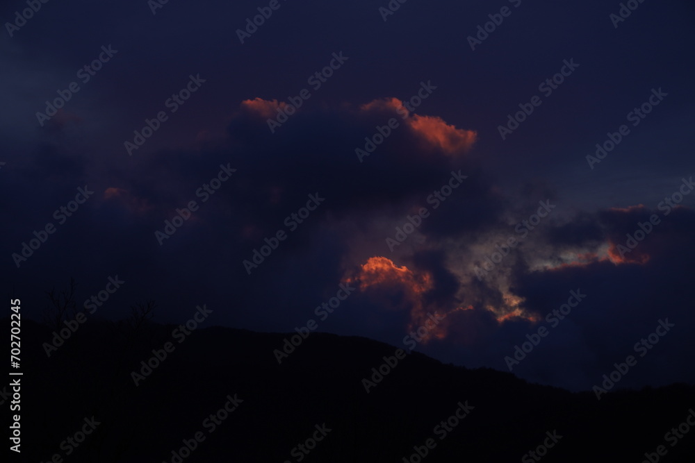 tramonto nuvoloso con cielo colorato e magico di inverno, alberi secchi, Torriglia, liguria