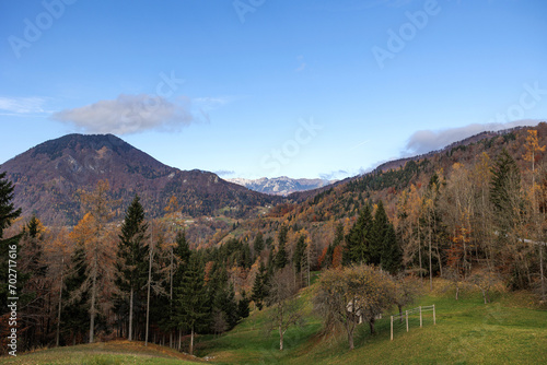 Vista panoramica su parte del territorio montano sloveno vicino a Cerkno, durante una giornata d'autunno con cielo sereno © PhotoMet